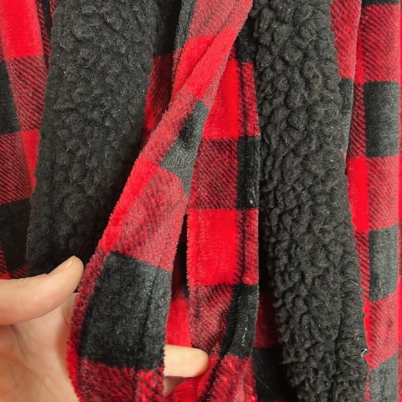Amari black and red buffalo plaid soft and fuzzy bathrobe one size - Picture 3 of 6